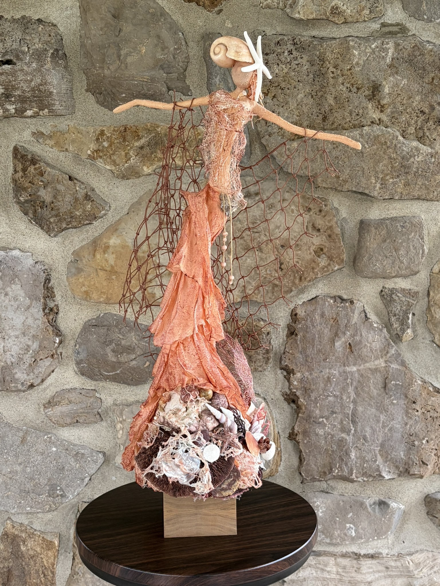 Oeuvre d'art La gardinne du récif de la collection Éclats de corail de Francine Jodoin