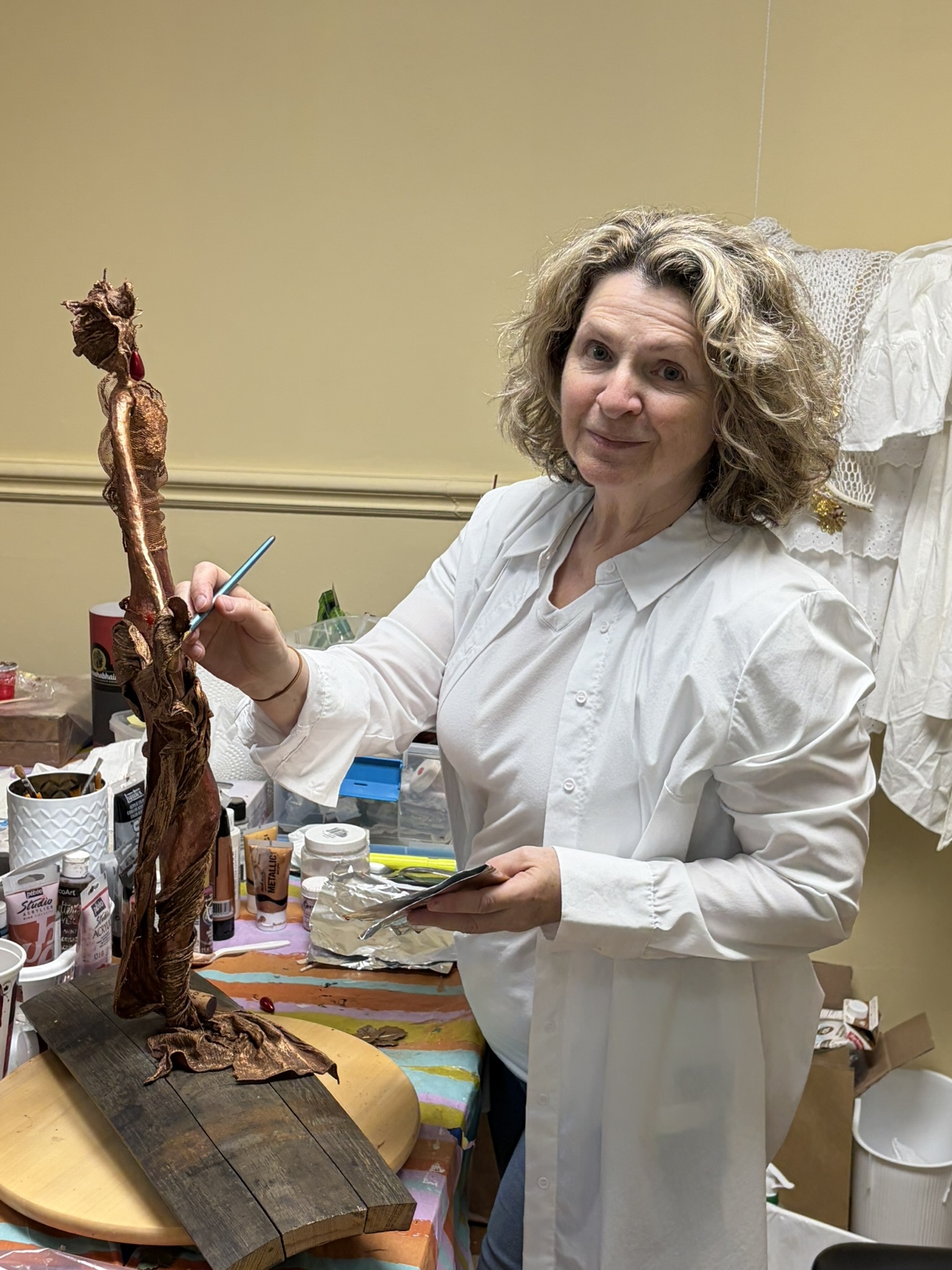 Francine Jodoin créant une oeuvre d'art.